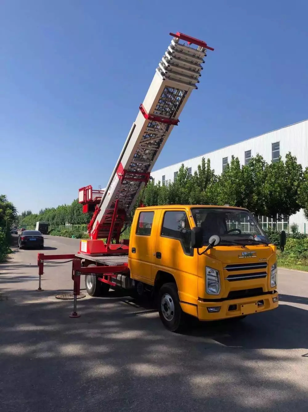 莱芜附近的云梯车出租服务：轻松解决高空作业需求